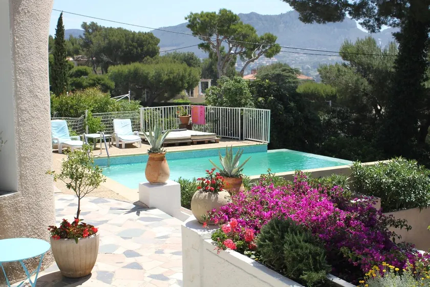 Cassis Hostel - Image 1