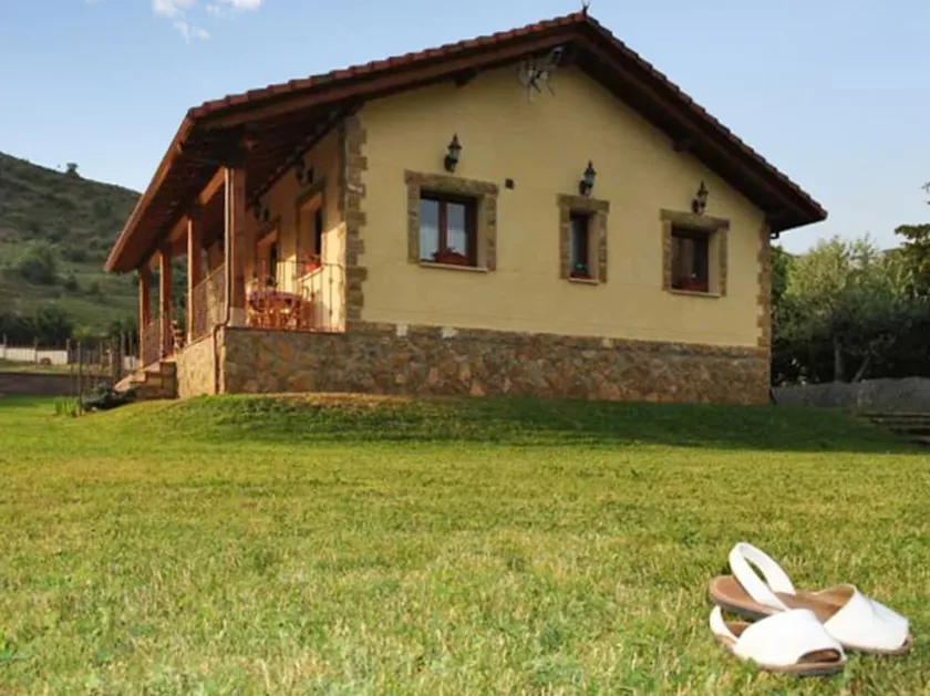Rustic, 3-bedroom House in Villamanín With a Furnished Terrace, Garden - Image 1