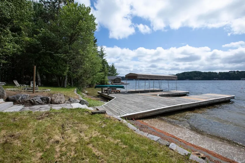Blissful Sands A Fabulously Newly Renovated Cottage on Lake Joseph! - Image 1