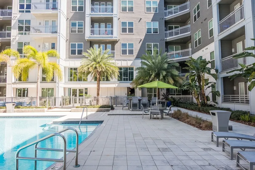 SoHo 1 BR with Balcony by Frontdesk - Image 1