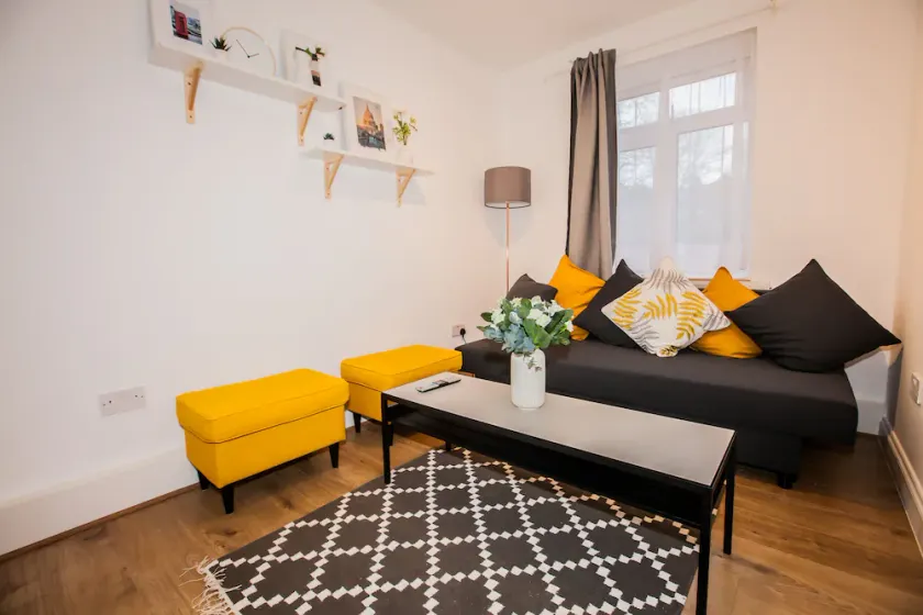 Modern London Home near Clapham - Image 1