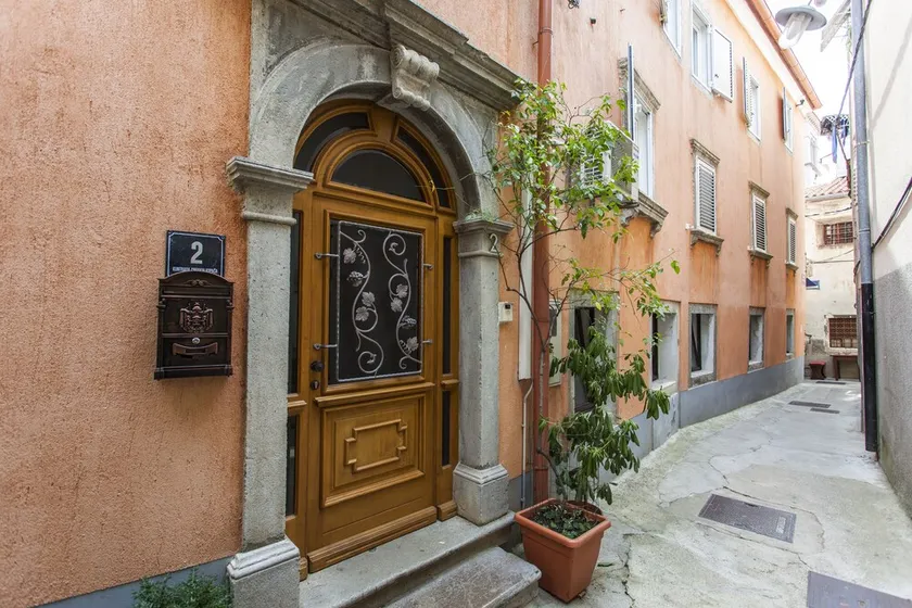 Guest House Floreus Cres - Image 1