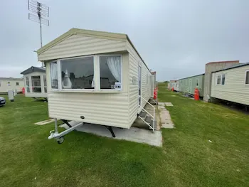 3-bed Caravan in Walton on the Naze - Image 1