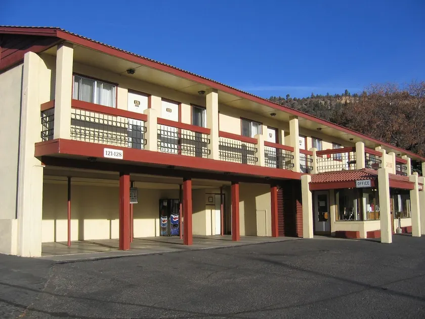 Spanish Trails Inn and Suites - Image 1