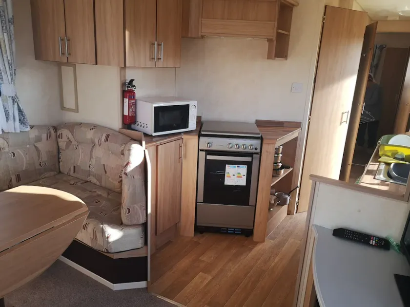 Lovely 2-bed Caravan in Walton on the Naze - Image 1