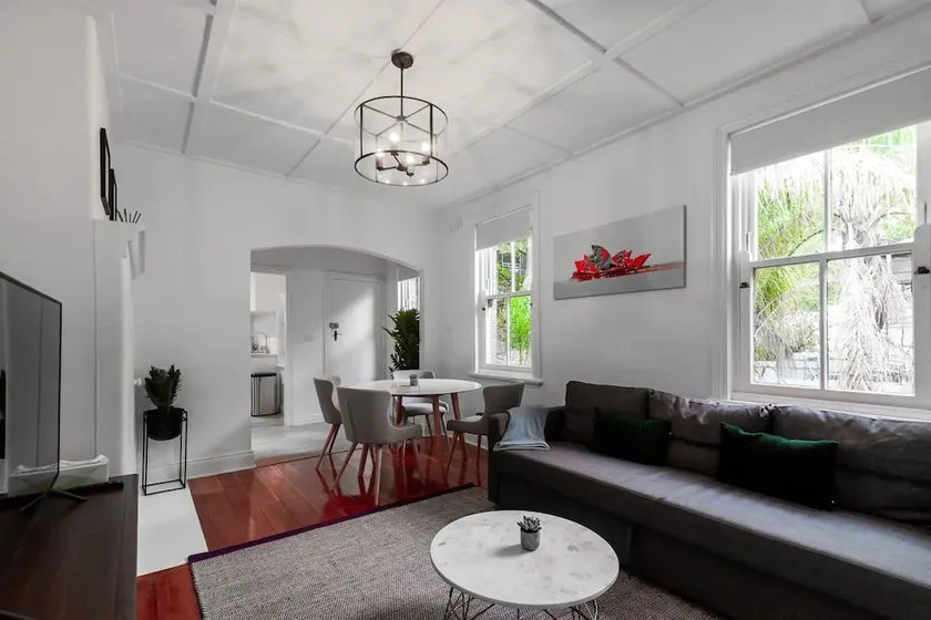 Luxurious Historic Home With Harbour Bridge Views - Image 1