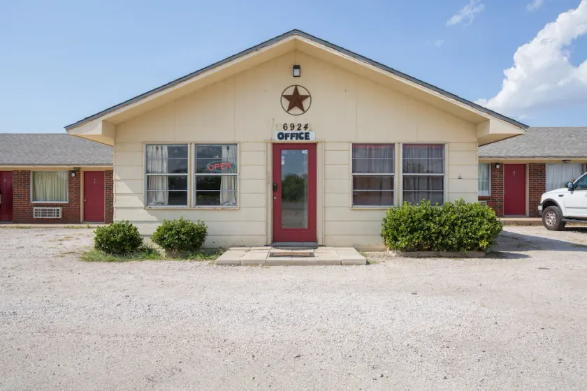 OYO Hotel Breckenridge TX Hubbard Creek Lake - Image 1