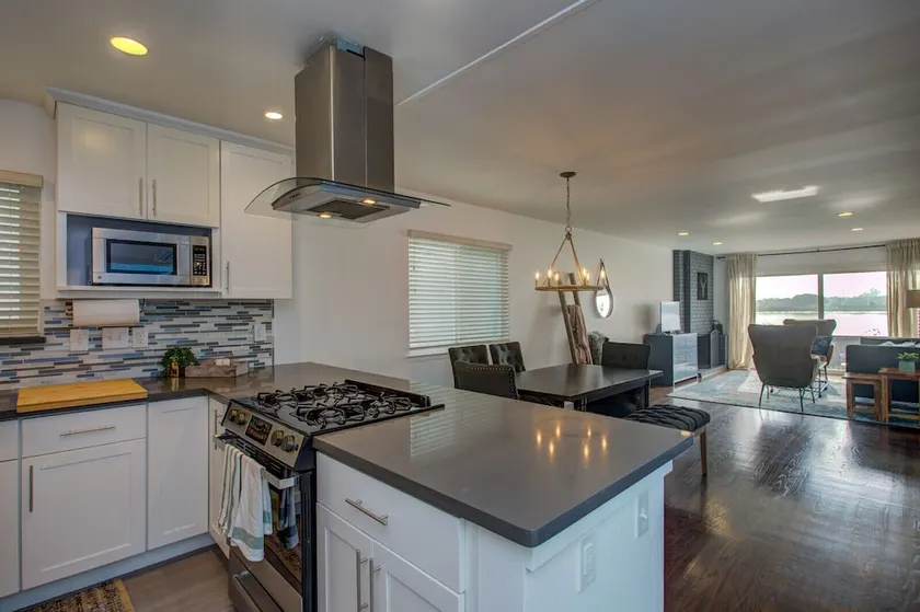3002 Bayview Dr - 2 Br Home - Image 1