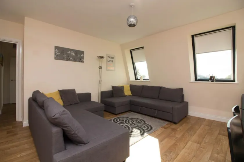 Stayzo Castle Penthouse 17 - A Clean Fresh Modern Apartment With Free Wi-fi - Image 1