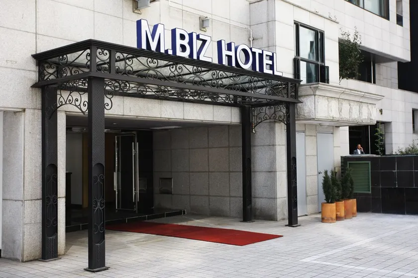 M. Biz - Image 1