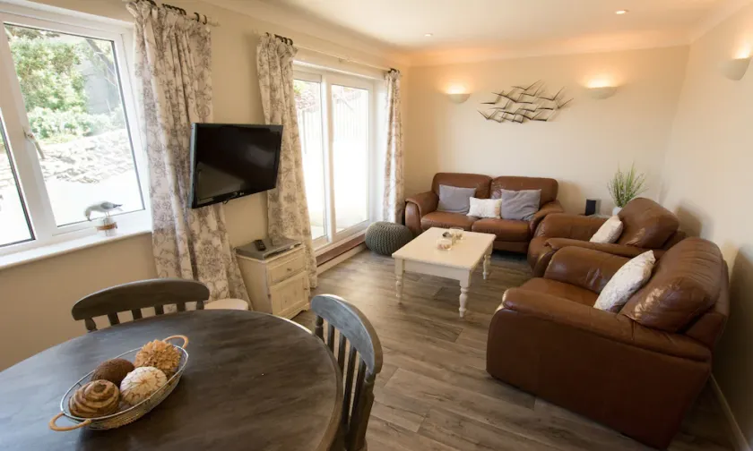 Clifton Court Apt 19 With Heated Pool - Image 1