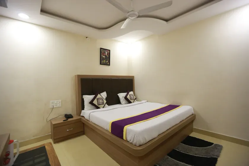 Hotel Comfort Zone by OYO Rooms - Image 1