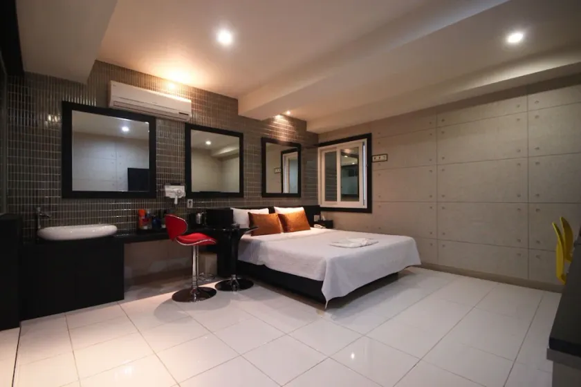S plus motel - Image 1