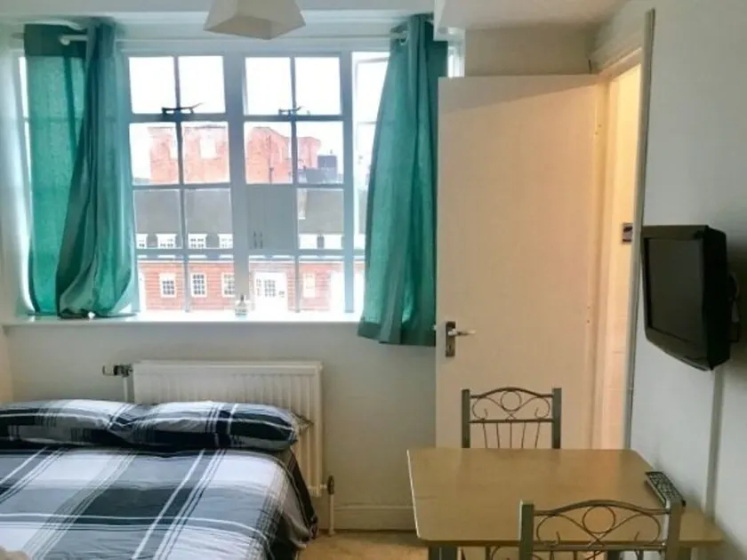 Cosy Apt Chelsea Cloister - Image 1
