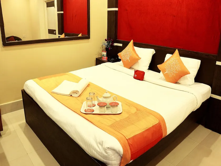 Super OYO Townhouse 143 Hotel Royal Garden Park Street Mullick Bazar Crossing - Image 1