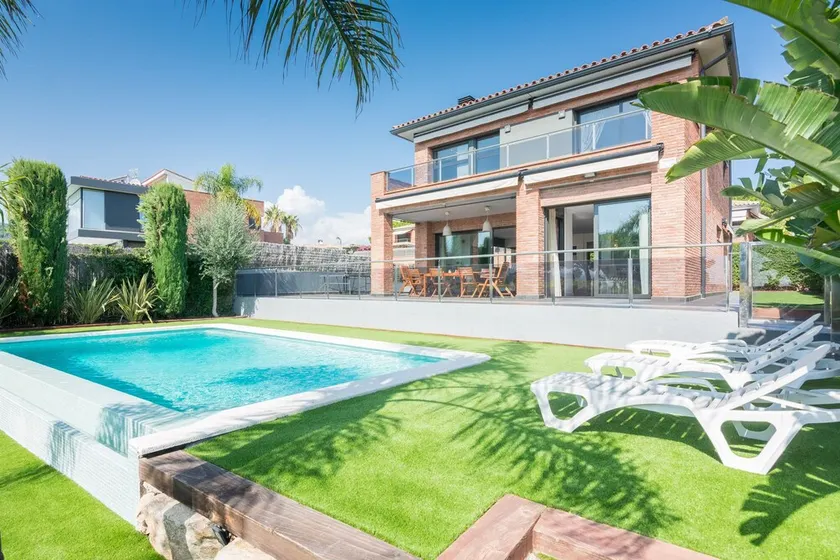 HomeHolidaysRentals Adonis - Image 1
