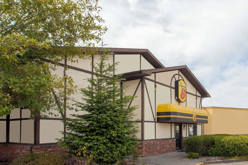 Super 8 by Wyndham Saanichton Victoria Airport - Image 1