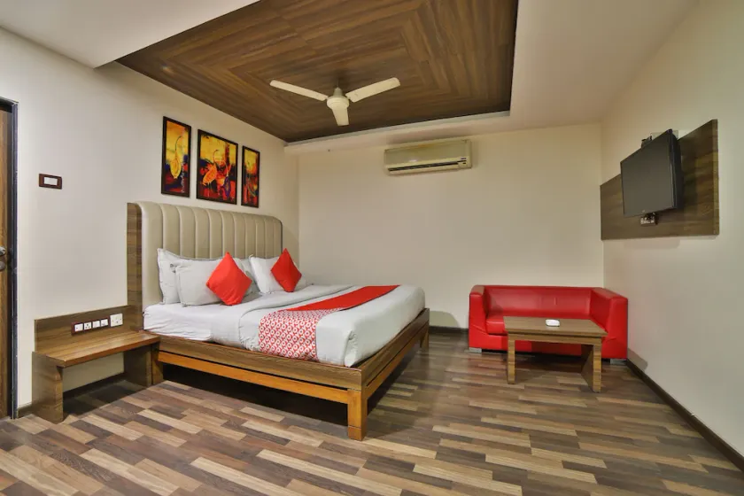 Hotel The Emerald by OYO Rooms - Image 1