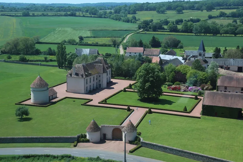 Les Residences du Chateau de Vianges - Image 1