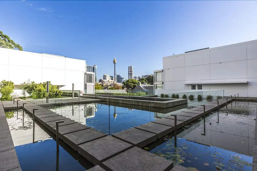 Two Storey Lux Apartment Near CBD - Image 1