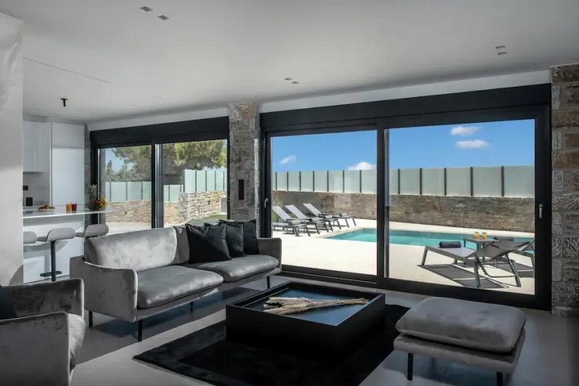 Alexia s Luxury Oasis - Image 1