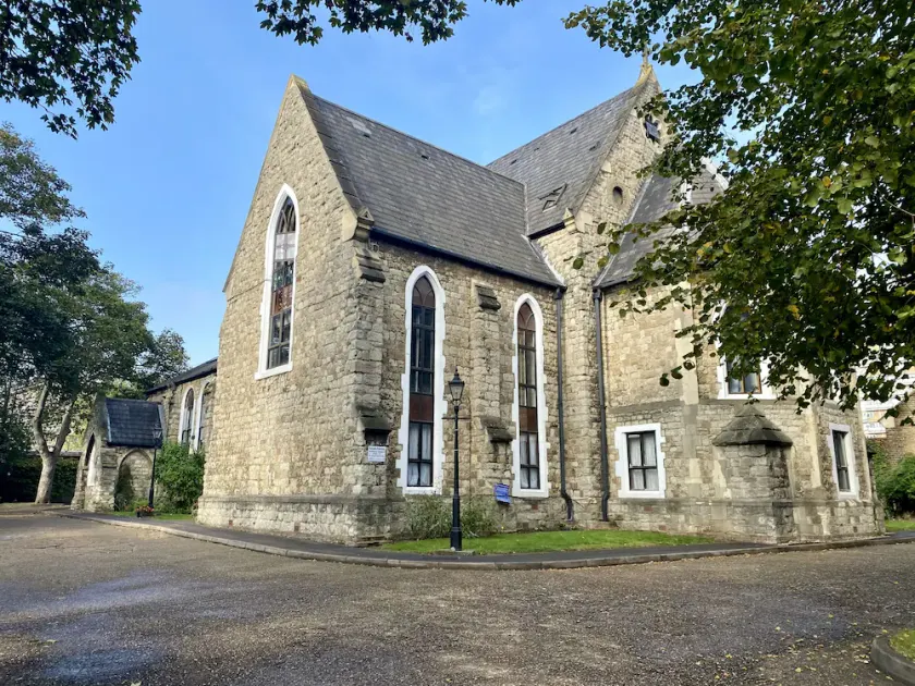 Rare 1-bed Church Converted Apartment in London - Image 1