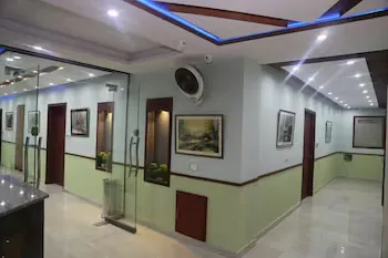 Pool And Park Hotel - Image 1