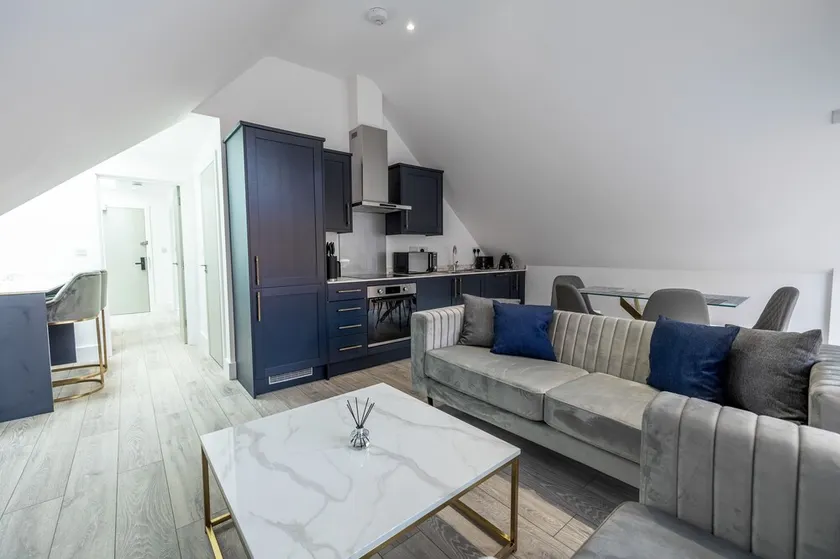 Impeccable 2-bed Apartment in Camberley - Image 1