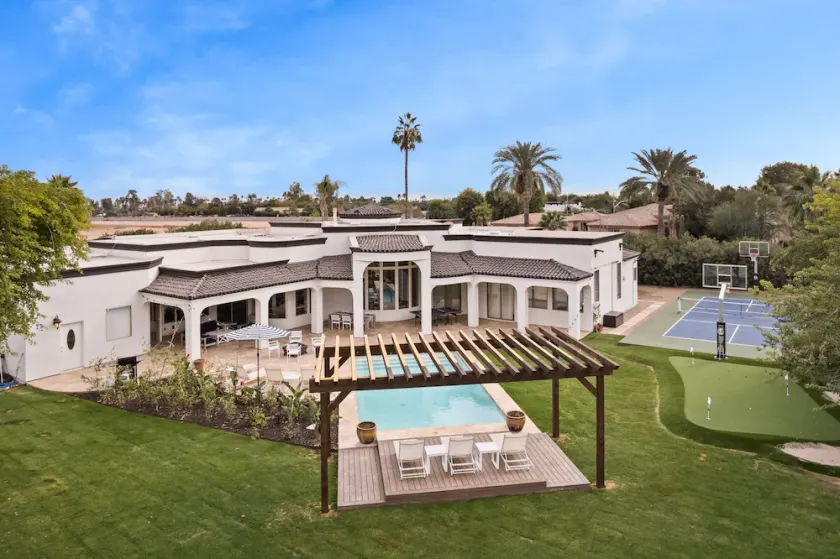 Sleeps 19, 7bdr Estate! Sports Court, Putting Green, Pool Farrier by Avantstay - Image 1