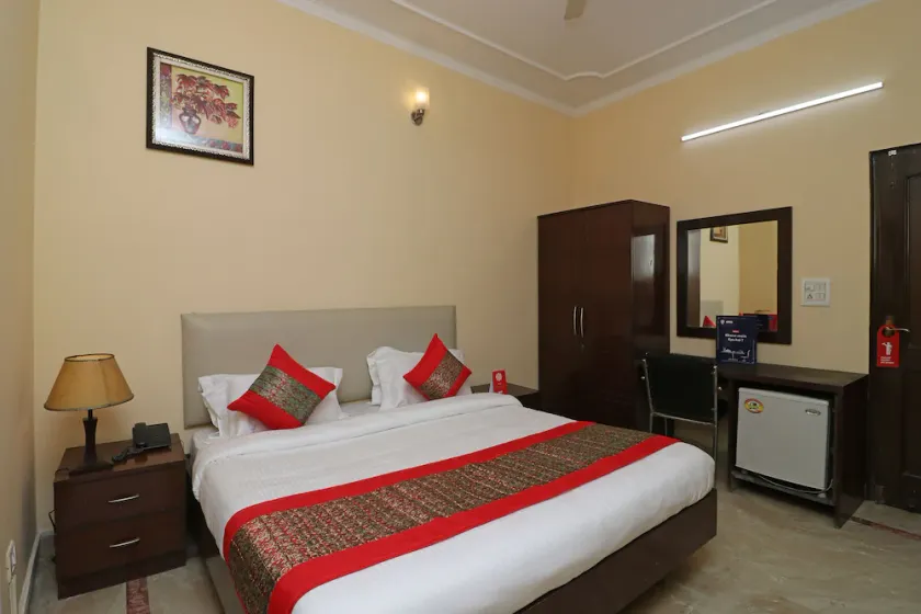 OYO 10583 Hotel Amigo - Image 1