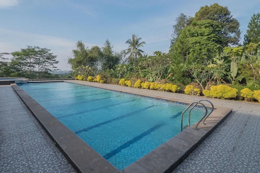RedDoorz Premium @ Fafa Hills Resort Puncak - Image 1