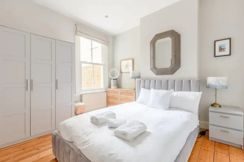 Stylish 1 Bedroom Apartment in Nine Elms With Garden - Image 1