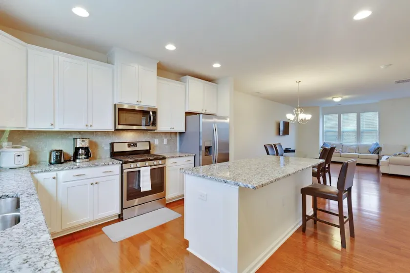 Delightful Pet Friendly Home In Great Location! 4 Bedroom Townhouse by Redawning - Image 1