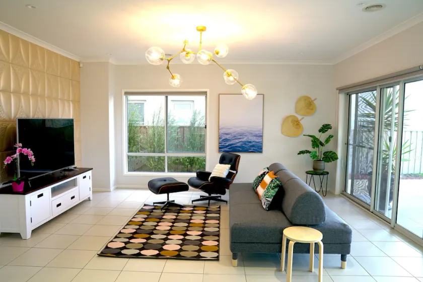 Luxury waterfront Villa in Sanctuary Lakes - Image 1