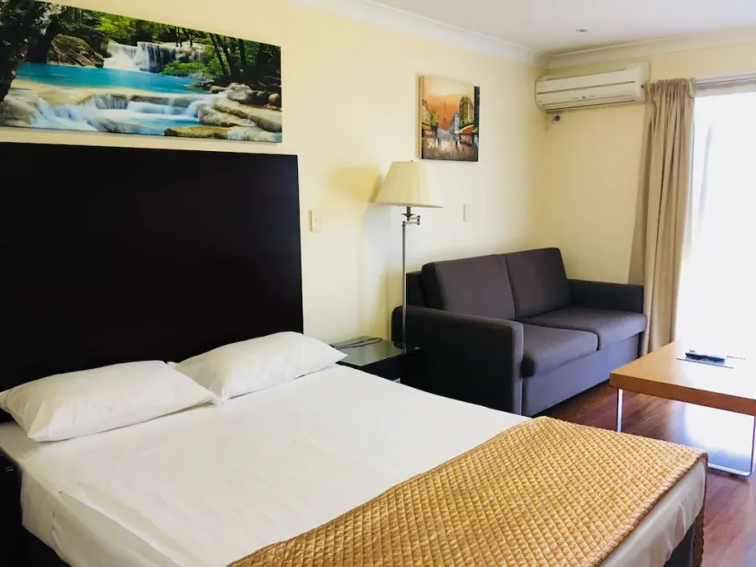 Centenary Motor Inn - Image 1