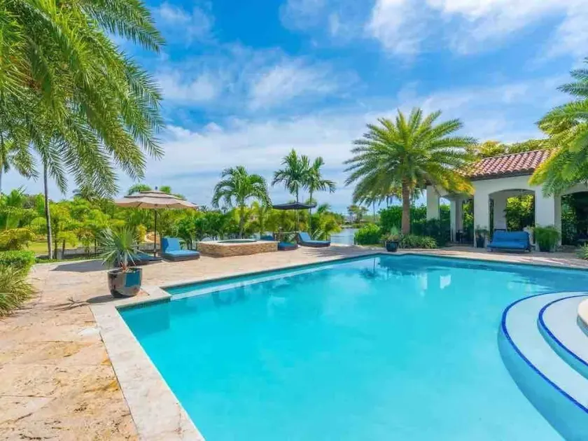 Villa Waterfront - Image 1