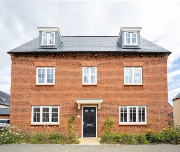 Lovely 5-bed House in Centre of Bicester Village - Image 1