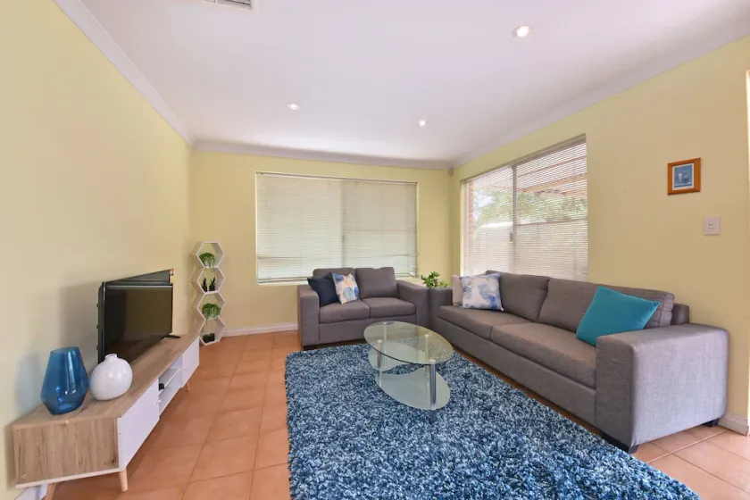 Redcliff Home Close to City & Airport - Image 1