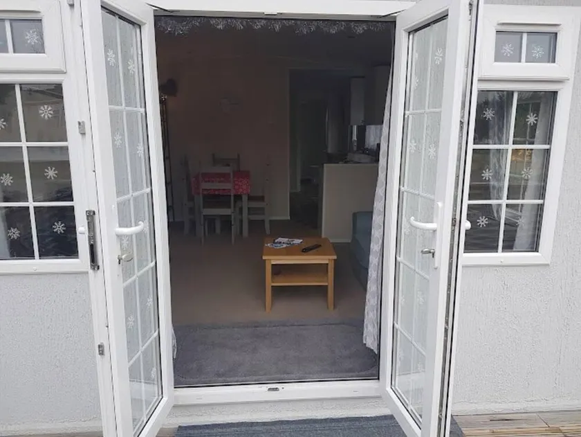 Lovely 2-bed Chalet at Robinhood Retreat Free Park - Image 1