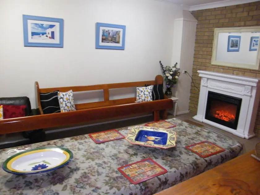 Boomers Guest House Hamilton - Image 1