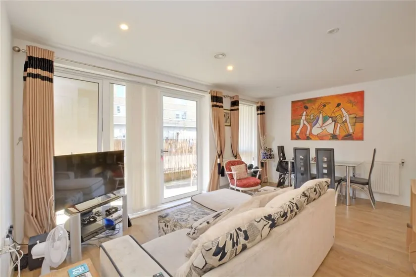 2 Bedroom Flat In Greenwich - Image 1