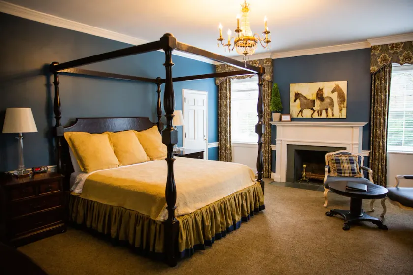 Tanglewood Manor House Bed & Breakfast - Image 1