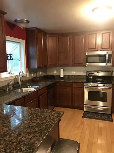 Annapolis home with many amenities - Image 1