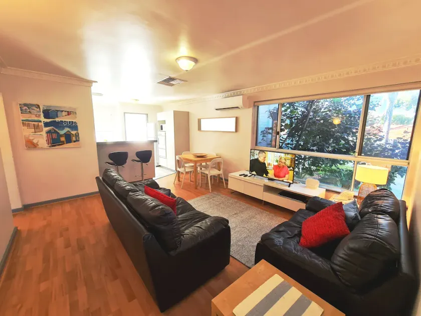 OCEAN'S 4 Holiday or Business Stays - Image 1