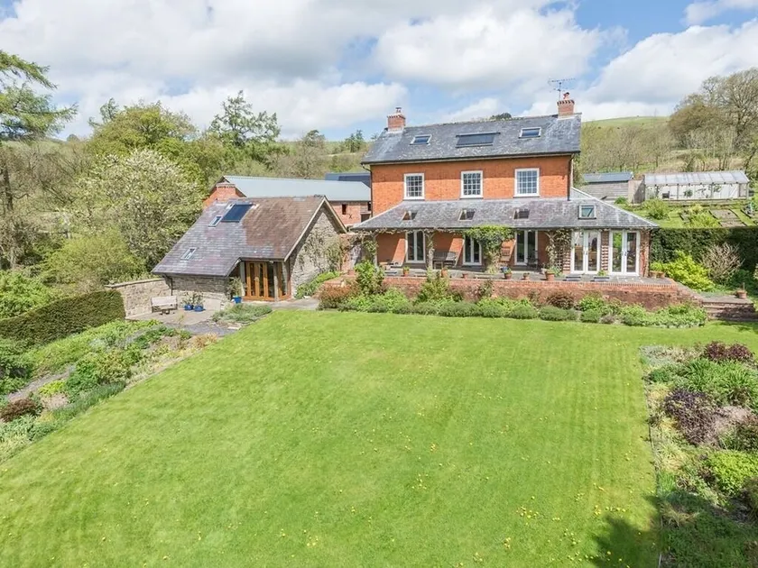 Cwmllechwedd Fawr - Image 1