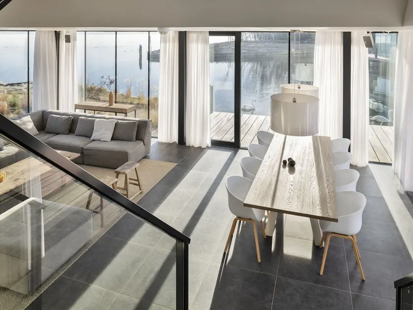 Villa by Lake Veere with Stunning Water Views - Image 1