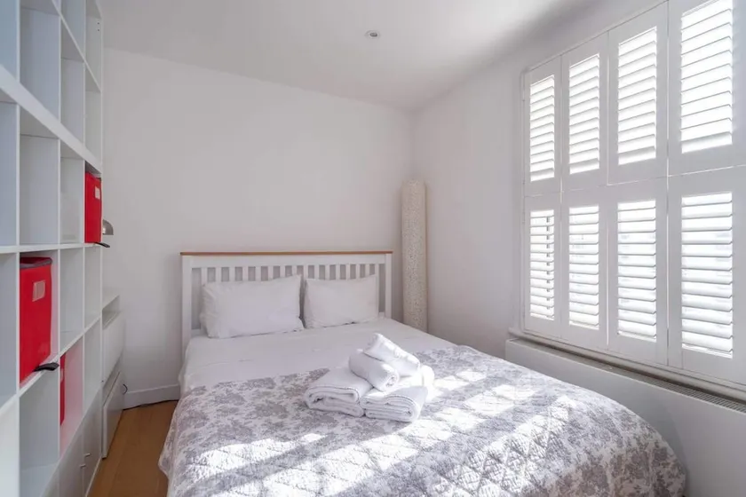 Light & airy studio, 2 mins from Queen's Park tube - Image 1