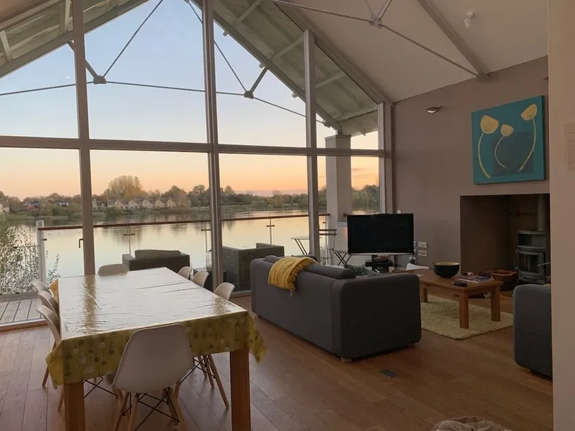 Chehondo  Clearwater Luxury Lakeside Cottage - Image 1