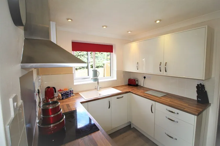 Thorne - Newly Refurbished - Garden & Parking-Quiet Cul De Sac Location - Image 1