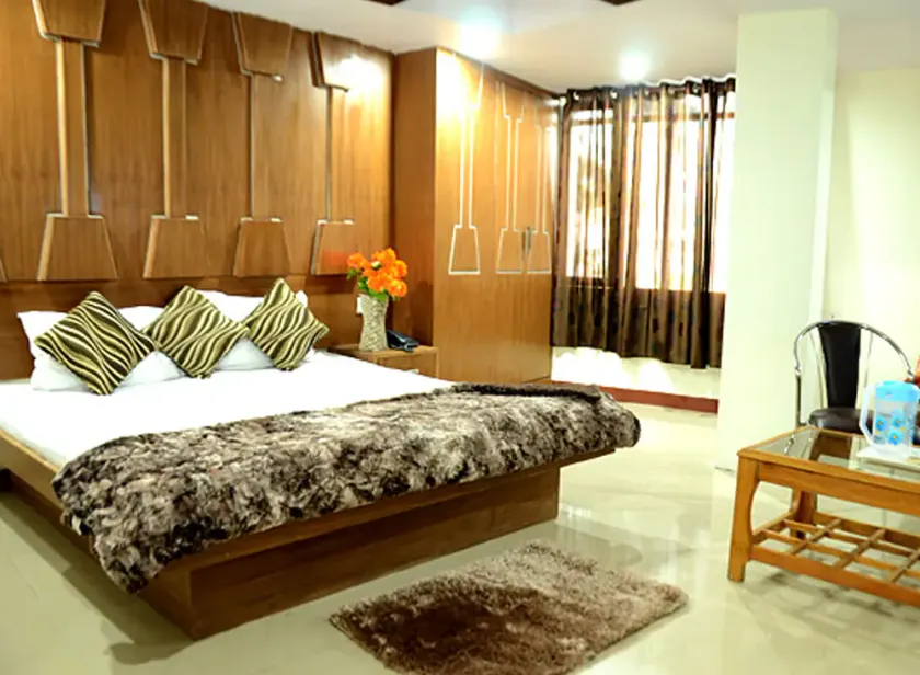 Hotel Crown - Image 1